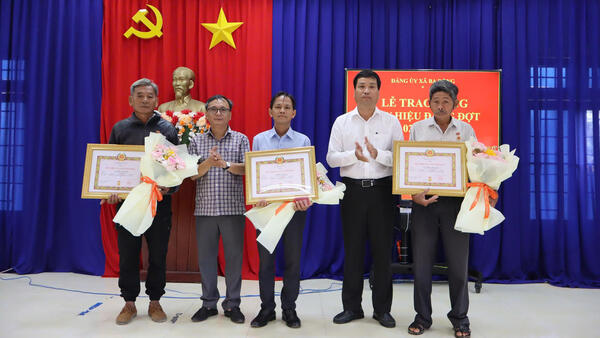 Đảng ủy xã Ba Động tổ chức Lễ trao huy hiệu Đảng đợt 2/9/2025.