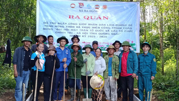 ỦY BAN MTTQ VIỆT NAM XÃ BA ĐỘNG VÀ CÁC TỔ CHỨC CHÍNH TRỊ - XÃ HỘI XÃ BA ĐỘNG TỔ CHỨC RA QUÂN HỖ TRỢ NGÀY CÔNG LAO ĐỘNG GIÚP NHÂN DÂN THÔN TRƯỜNG AN 2  LÀM ĐƯỜNG BÊ TÔNG NÔNG THÔN.