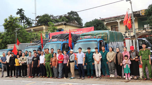 NGHĨA TÌNH NGƯỜI DÂN BA ĐỘNG HƯỚNG VỀ BÀ CON VÙNG LŨ