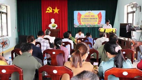 PHÓ BÍ THƯ THƯỜNG TRỰC ĐẢNG ỦY ĐINH XUÂN HÒA DỰ NGÀY HỘI ĐẠI ĐOÀN KẾT TOÀN DÂN TỘC Ở KHU DÂN CƯ THÔN ĐÁ CHÁT, XÃ BA ĐỘNG.