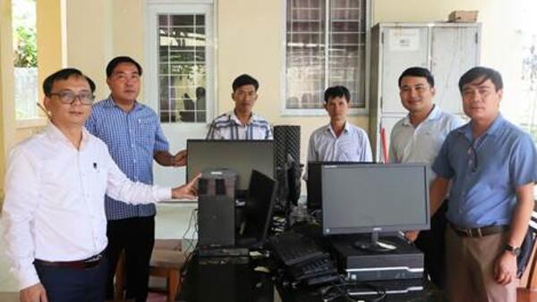 BA ĐỘNG: BÀN GIAO MÁY TÍNH CHO CÁC THÔN, THÚC ĐẨY CHUYỂN ĐỔI SỐ TỪ CƠ SỞ