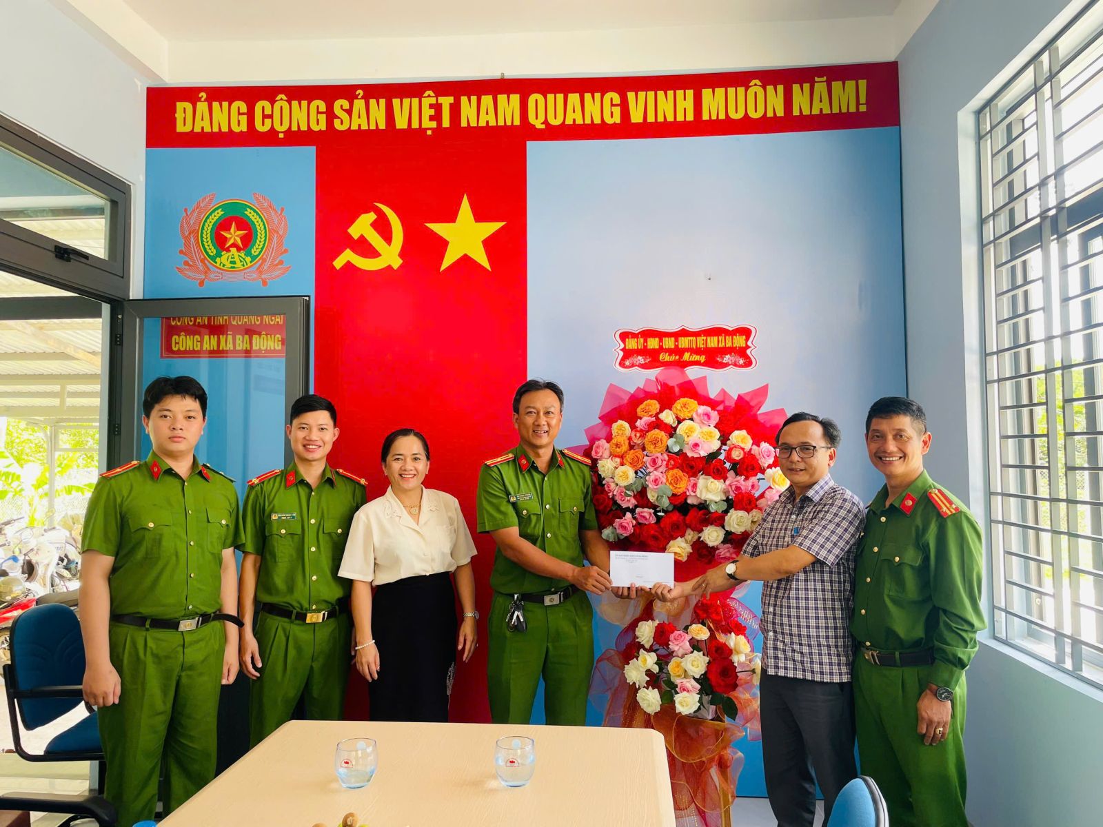 Đại diện Lãnh đạo xã Ba Động thăm, tặng hoa và quà cho lực lượng Công an xã.